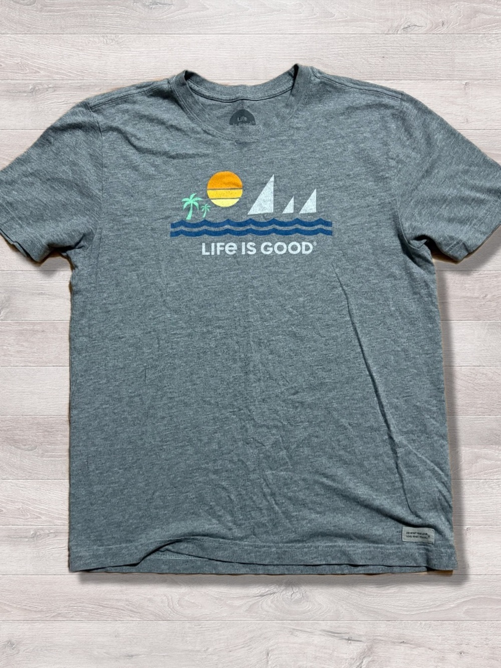 Life is Good Sunset Sailboats Shirt Crusher Tee Gray Men’s Medium